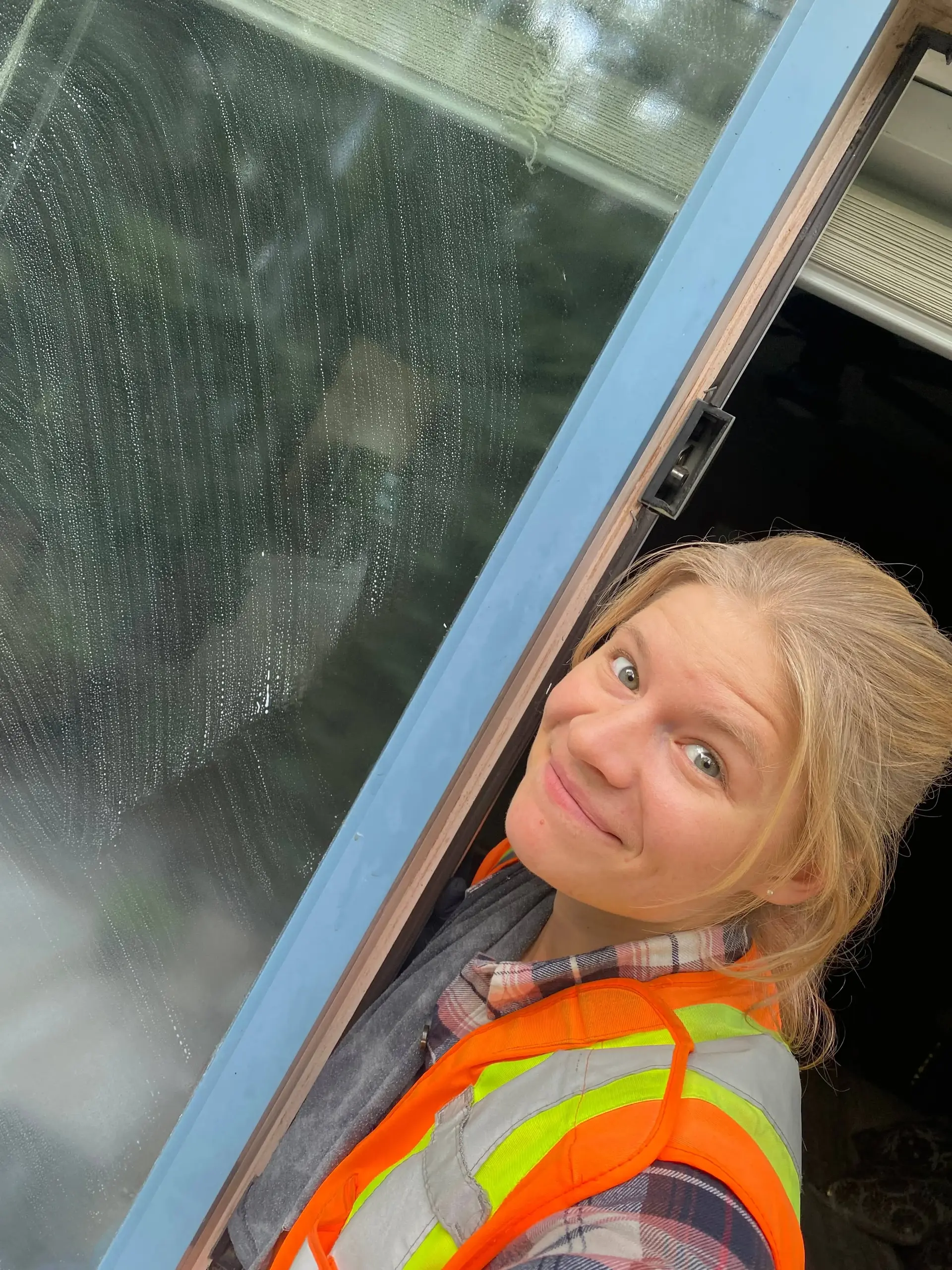 Linnae performing Blind Cleaning