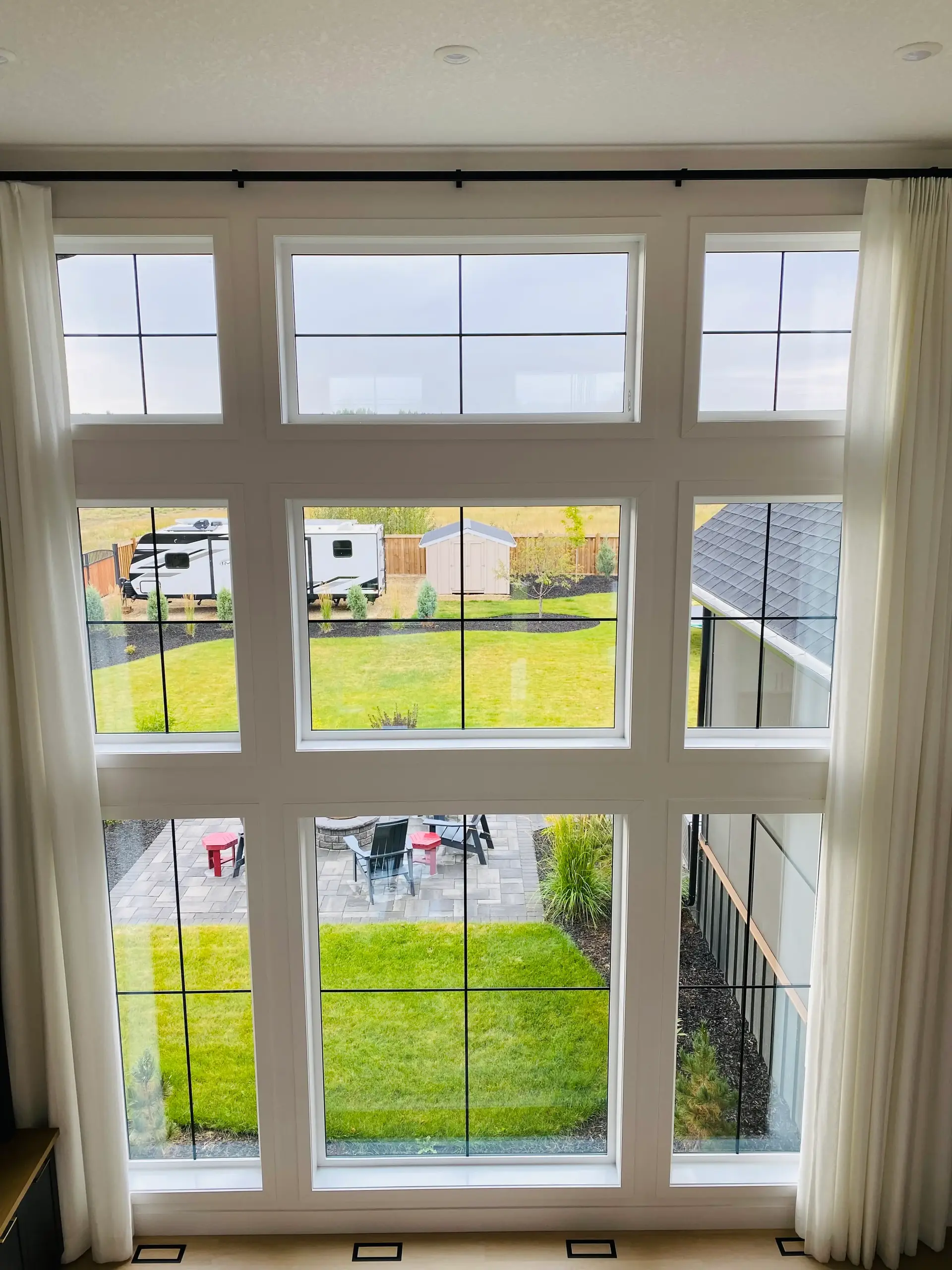 Linnae providing professional window cleaning service